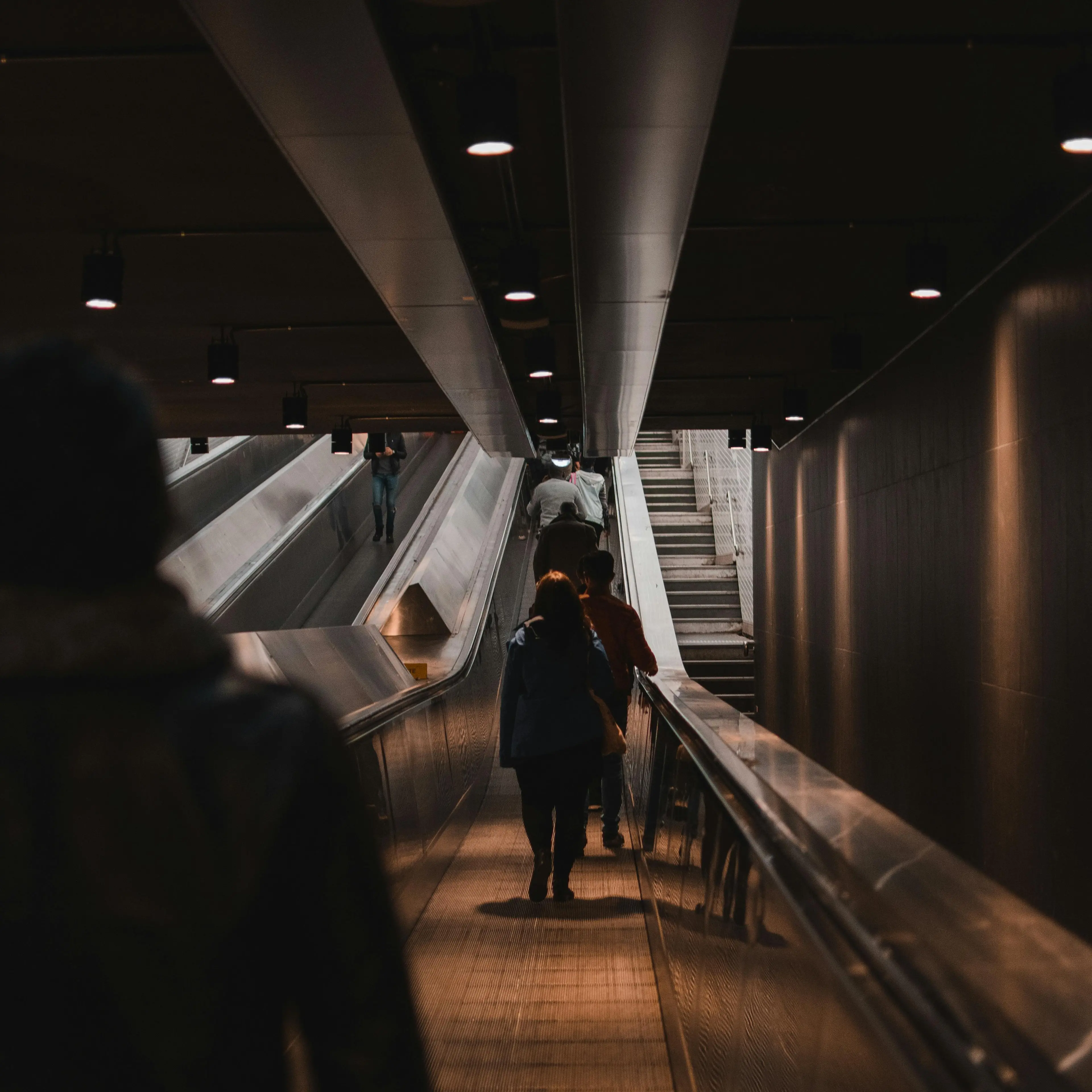 Tre donne accoltellate nella metropolitana di Parigi: preso l’aggressore dopo una breve fuga\n