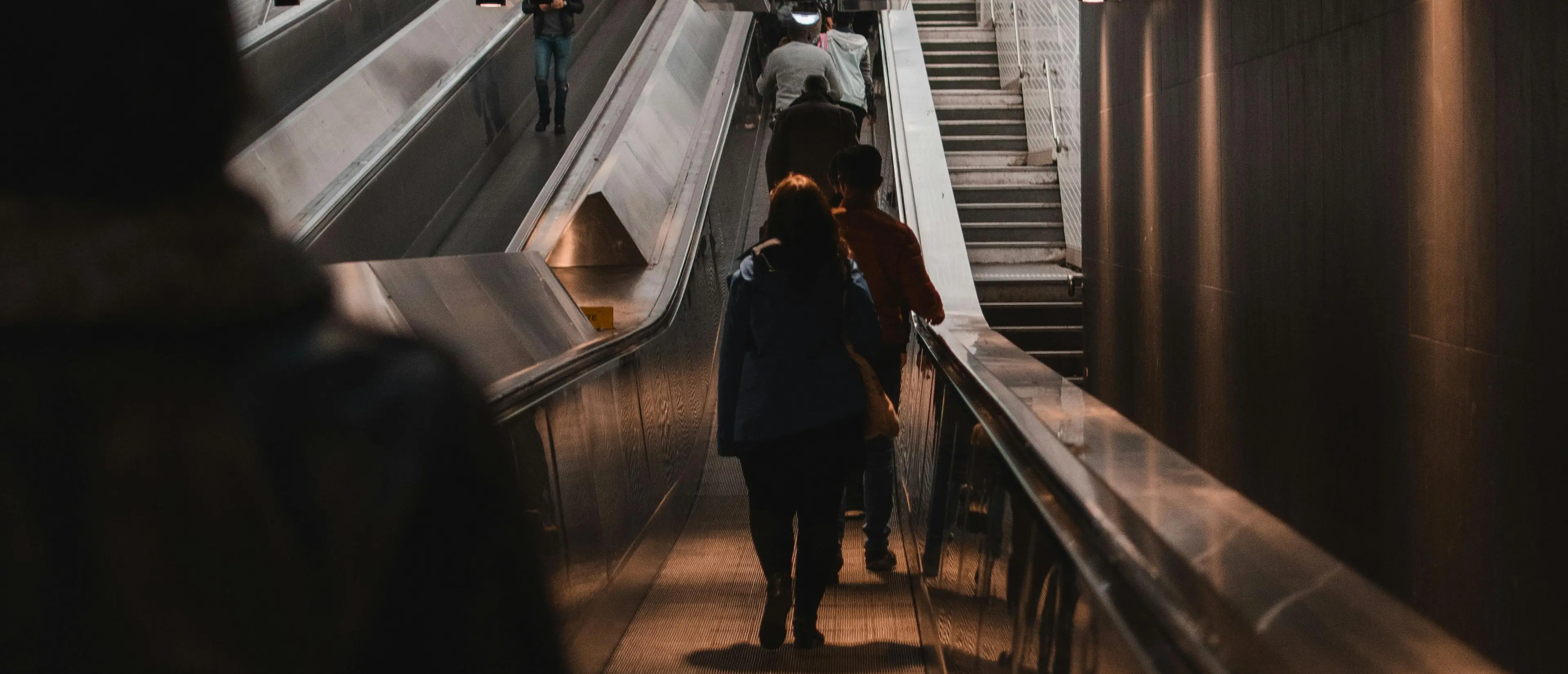 Tre donne accoltellate nella metropolitana di Parigi: preso l’aggressore dopo una breve fuga\n