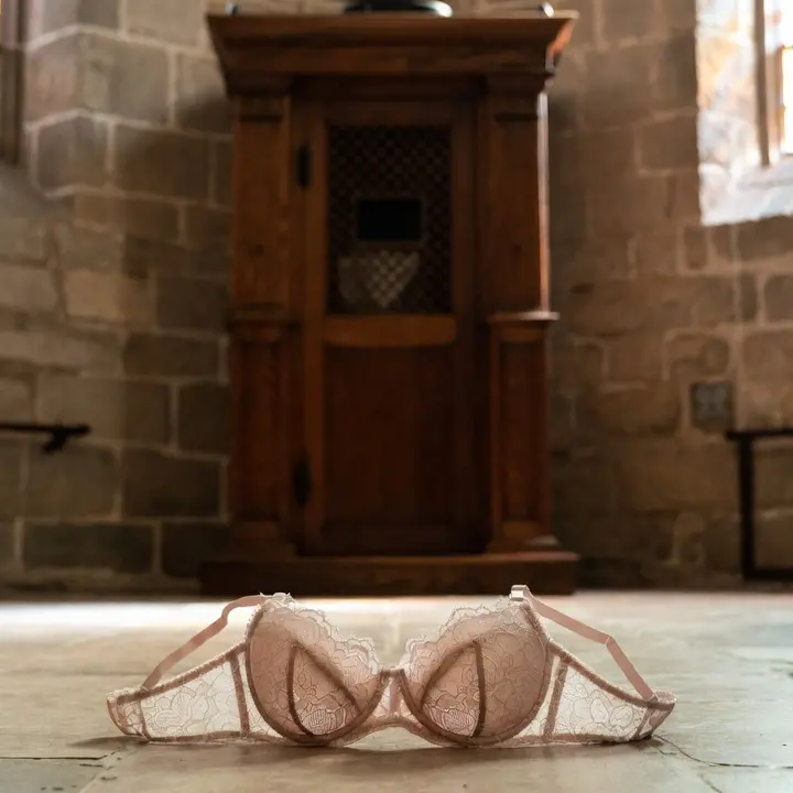 Sesso nel confessionale, notte di paura per le suore di clausura: due intrusioni nel convento\n