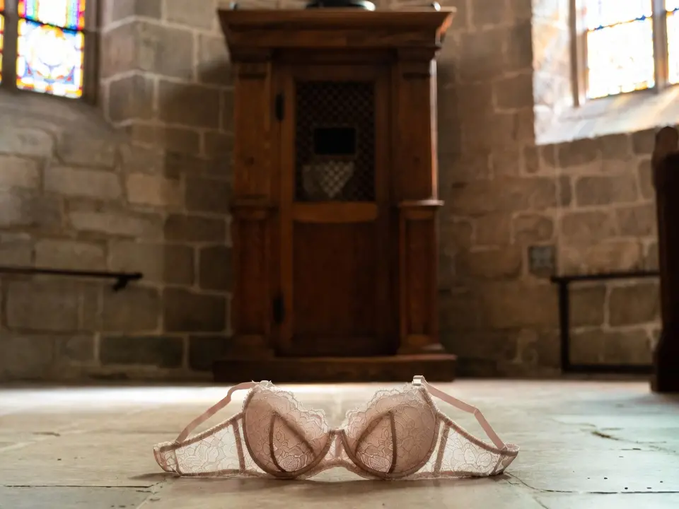 Sesso nel confessionale, notte di paura per le suore di clausura: due intrusioni nel convento