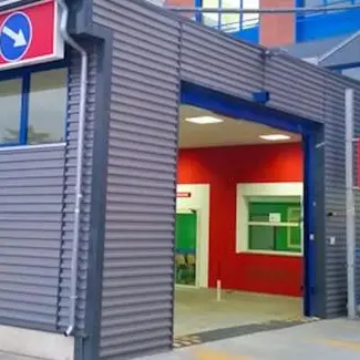 Cosenza, prima «sputi e insulti omofobi», poi giù botte a un ragazzo nel cuore della movida