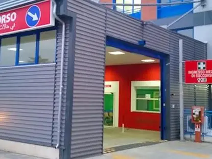 Cosenza, prima «sputi e insulti omofobi», poi giù botte a un ragazzo nel cuore della movida