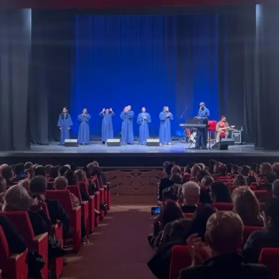 Applausi ed emozioni al teatro comunale di Vibo con il concerto Gospel Pastor David Wright & New York Fellowship Choir\n