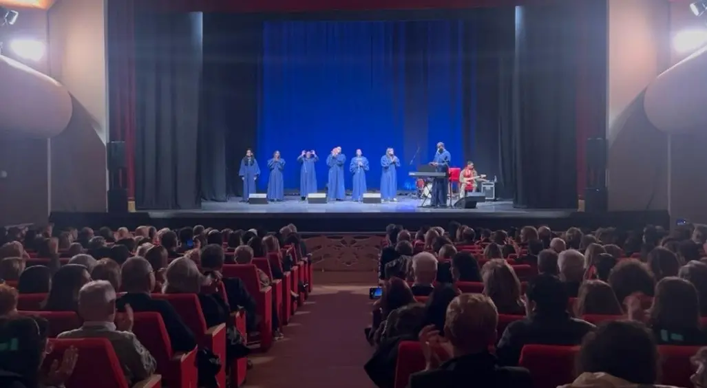 Applausi ed emozioni al teatro comunale di Vibo con il concerto Gospel Pastor David Wright & New York Fellowship Choir\n