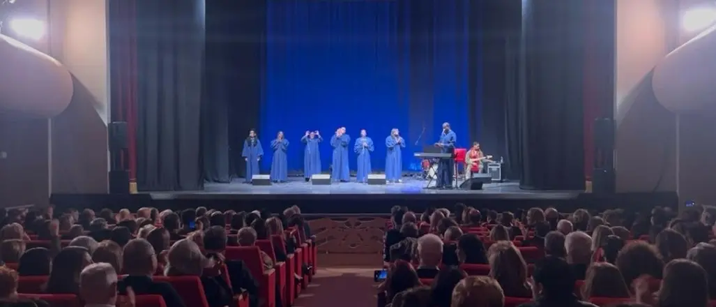 Applausi ed emozioni al teatro comunale di Vibo con il concerto Gospel Pastor David Wright & New York Fellowship Choir\n