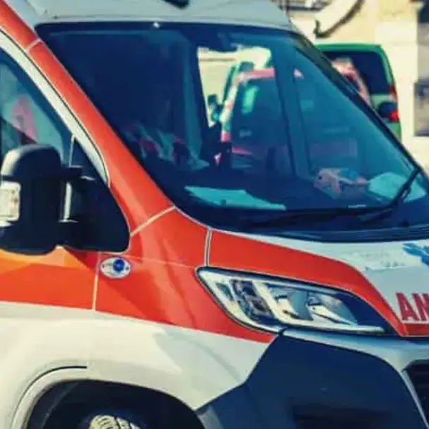 Ciclista travolto sulla 106 a Corigliano-Rossano: trasferito in gravi condizioni in ospedale\n