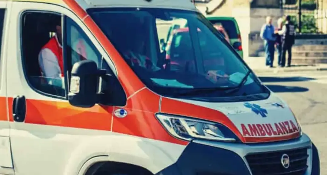 Ciclista travolto sulla 106 a Corigliano-Rossano: trasferito in gravi condizioni in ospedale\n