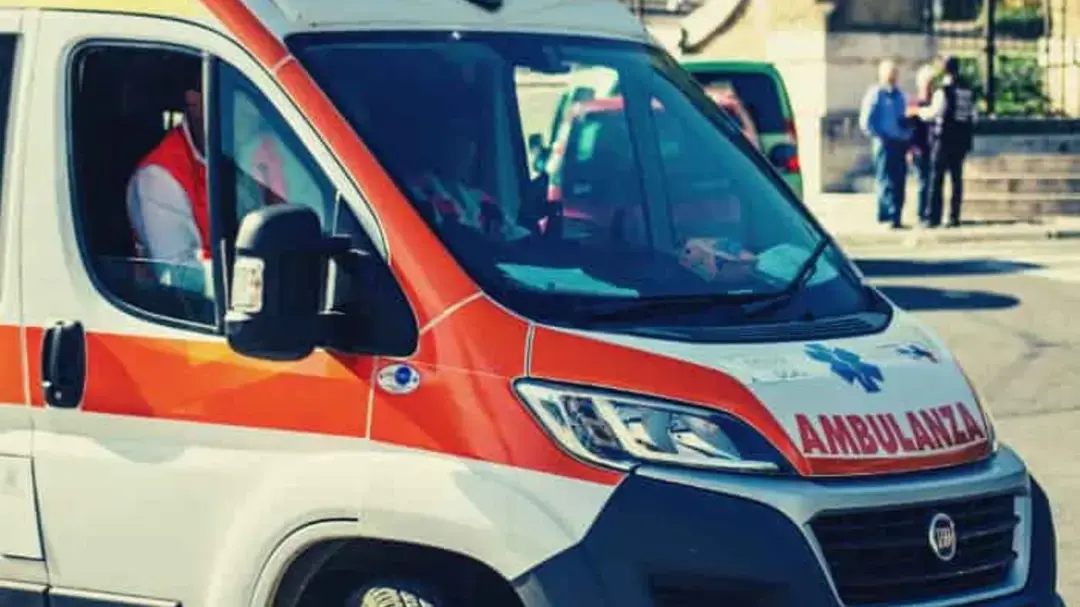 Ciclista travolto sulla 106 a Corigliano-Rossano: trasferito in gravi condizioni in ospedale\n