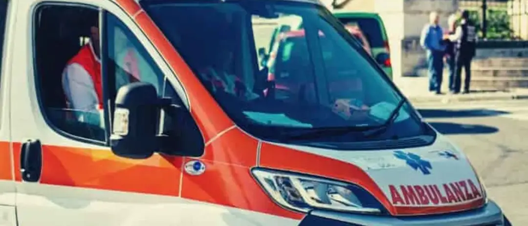 Ciclista travolto sulla 106 a Corigliano-Rossano: trasferito in gravi condizioni in ospedale\n