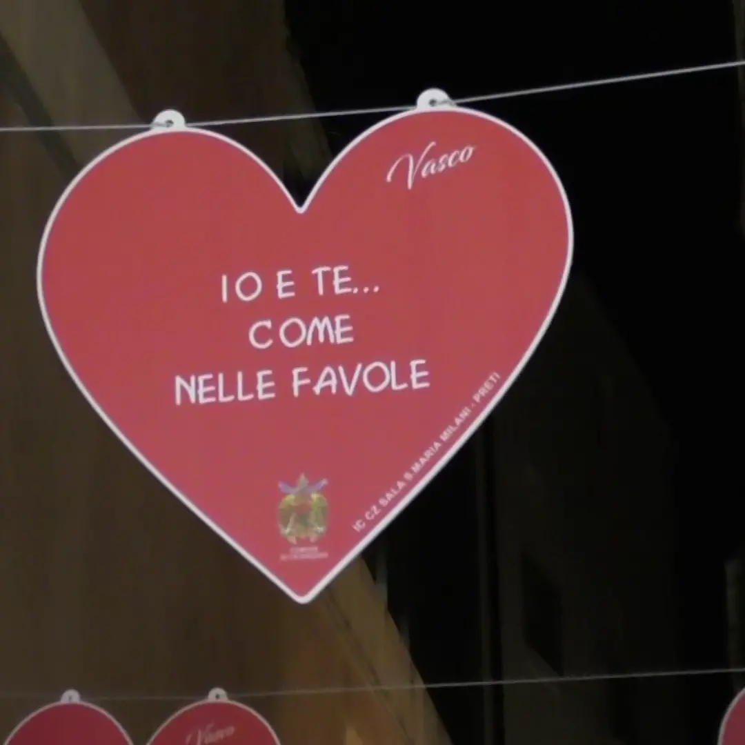 Catanzaro, decine di ragazzi invadono il centro storico distribuendo cuori con i\u00A0versi di\u00A0Vasco Rossi