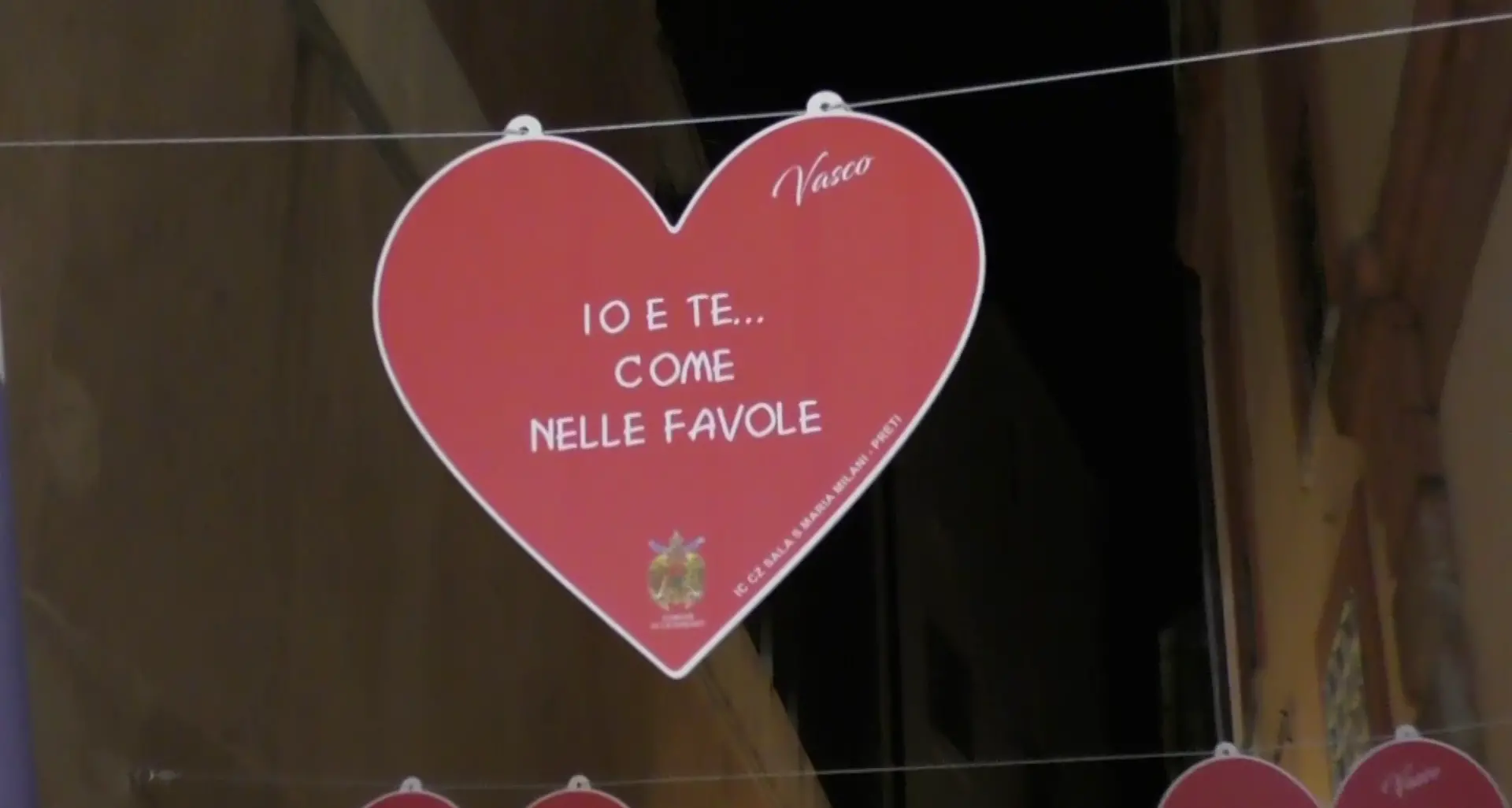 Catanzaro, decine di ragazzi invadono il centro storico distribuendo cuori con i\u00A0versi di\u00A0Vasco Rossi