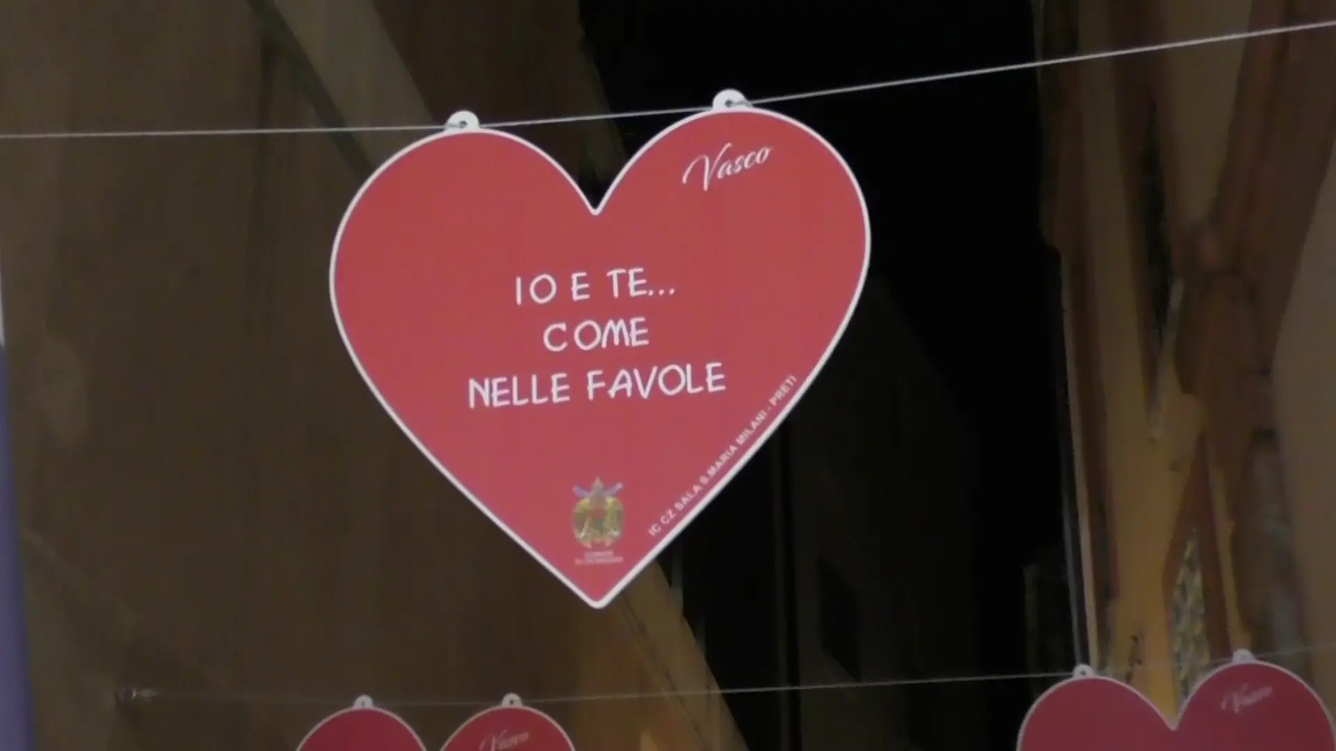 Catanzaro, decine di ragazzi invadono il centro storico distribuendo cuori con i\u00A0versi di\u00A0Vasco Rossi