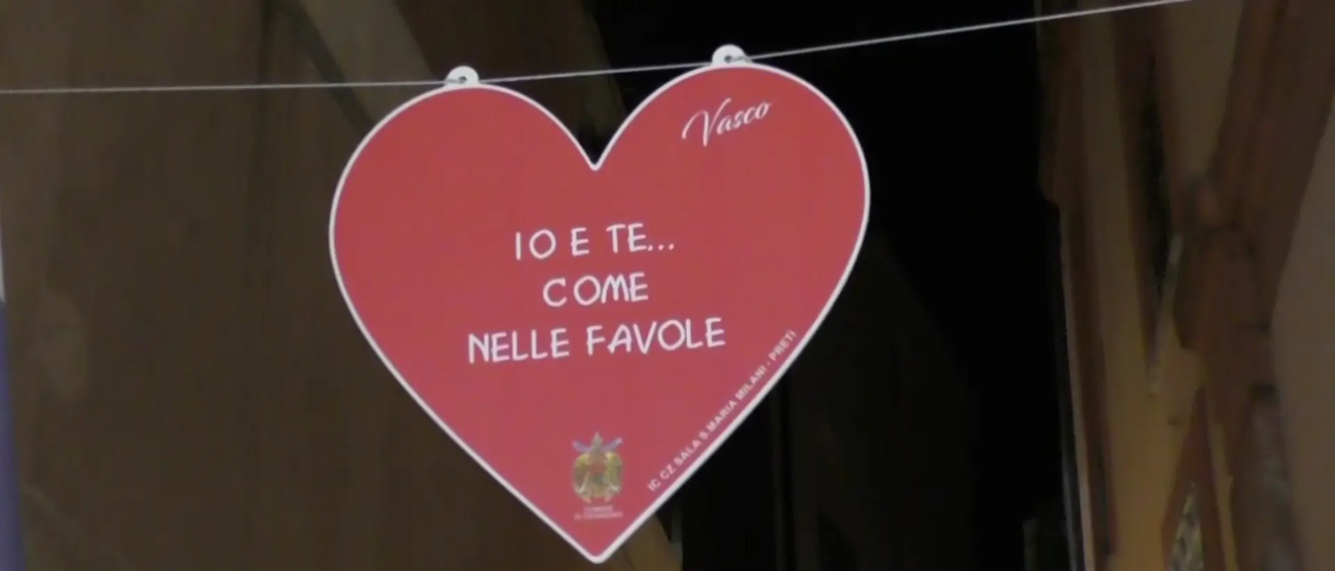 Catanzaro, decine di ragazzi invadono il centro storico distribuendo cuori con i\u00A0versi di\u00A0Vasco Rossi