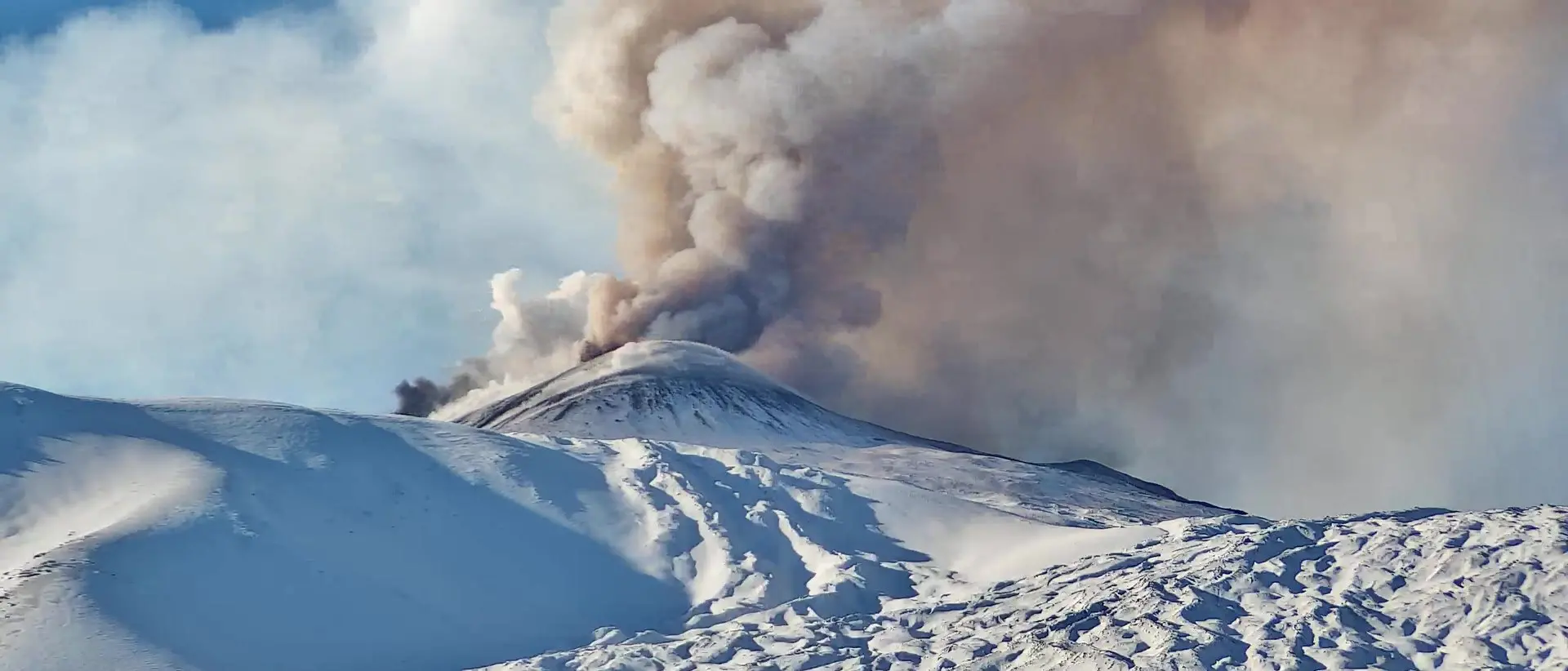 Etna, lo spettacolo dell’eruzione tra la neve visibile anche dalla Calabria: esplosioni dal cratere Nord-est