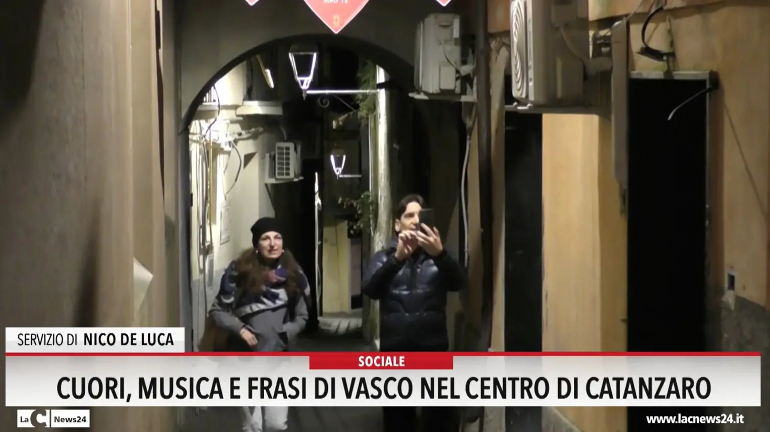 Cuori musica e frasi di Vasco nel centro di Catanzaro