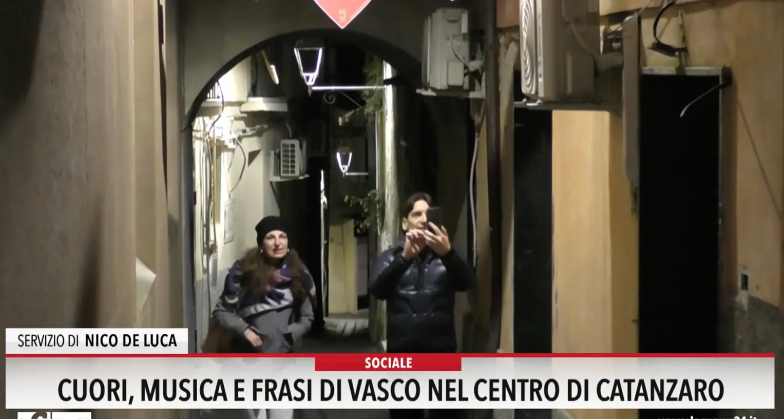 Cuori musica e frasi di Vasco nel centro di Catanzaro
