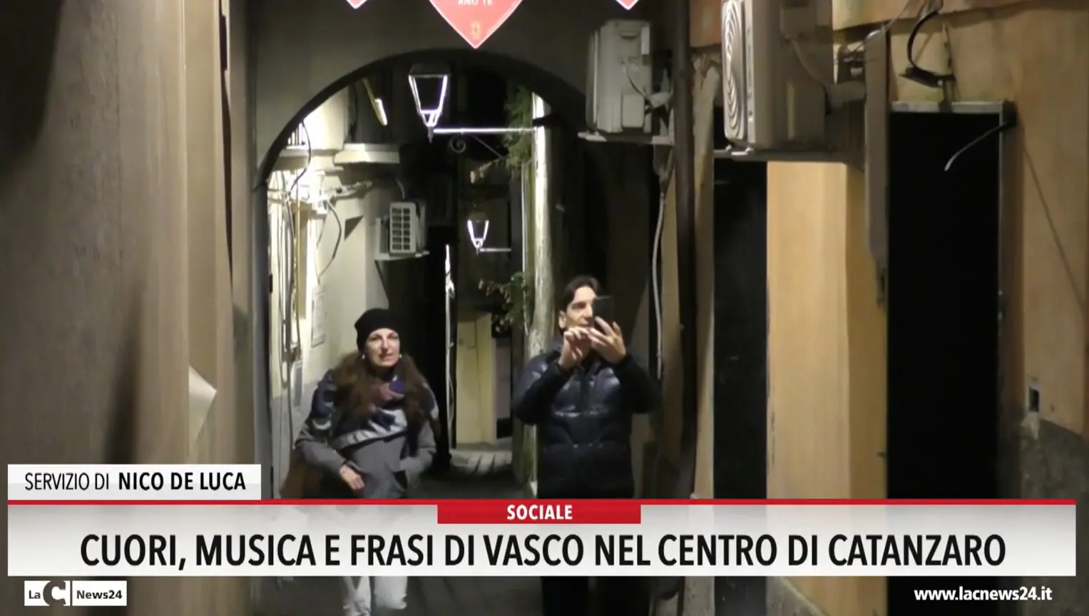 Cuori musica e frasi di Vasco nel centro di Catanzaro
