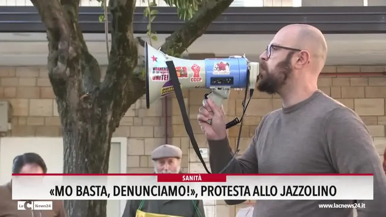 «Mo basta, denunciamo», protesta allo Jazzolino