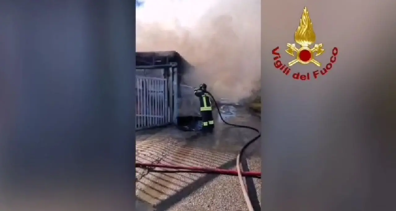 Maida, capannone in fiamme: vigili del fuoco al lavoro