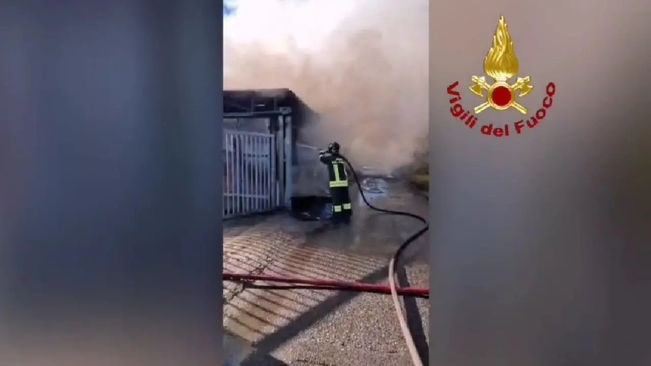 Maida, capannone in fiamme: vigili del fuoco al lavoro