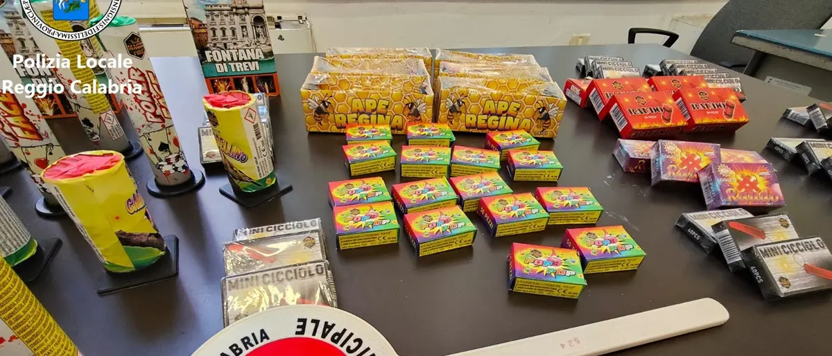 Reggio, la polizia locale\u00A0sequestra\u00A0oltre 4700 di artifizi pirotecnici venduti abusivamente\n