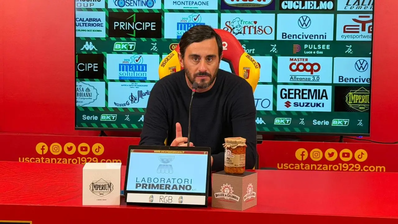 Il tecnico giallorosso Alberto Aquilani in conferenza stampa