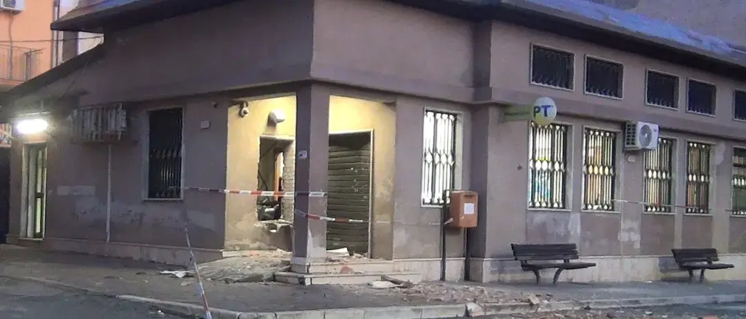 Cassano, assalto con esplosivo\u00A0alle Poste di Lauropoli: i banditi portano via\u00A0il\u00A0bancomat\n