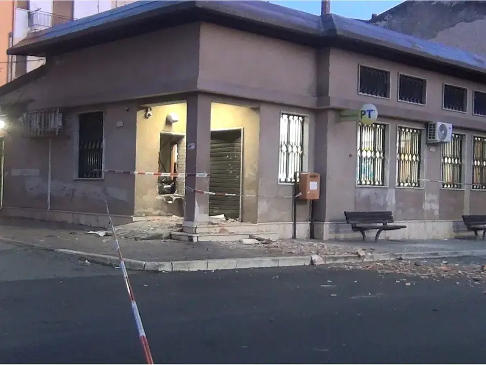 Cassano, assalto con esplosivo alle Poste di Lauropoli: i banditi portano via il bancomat