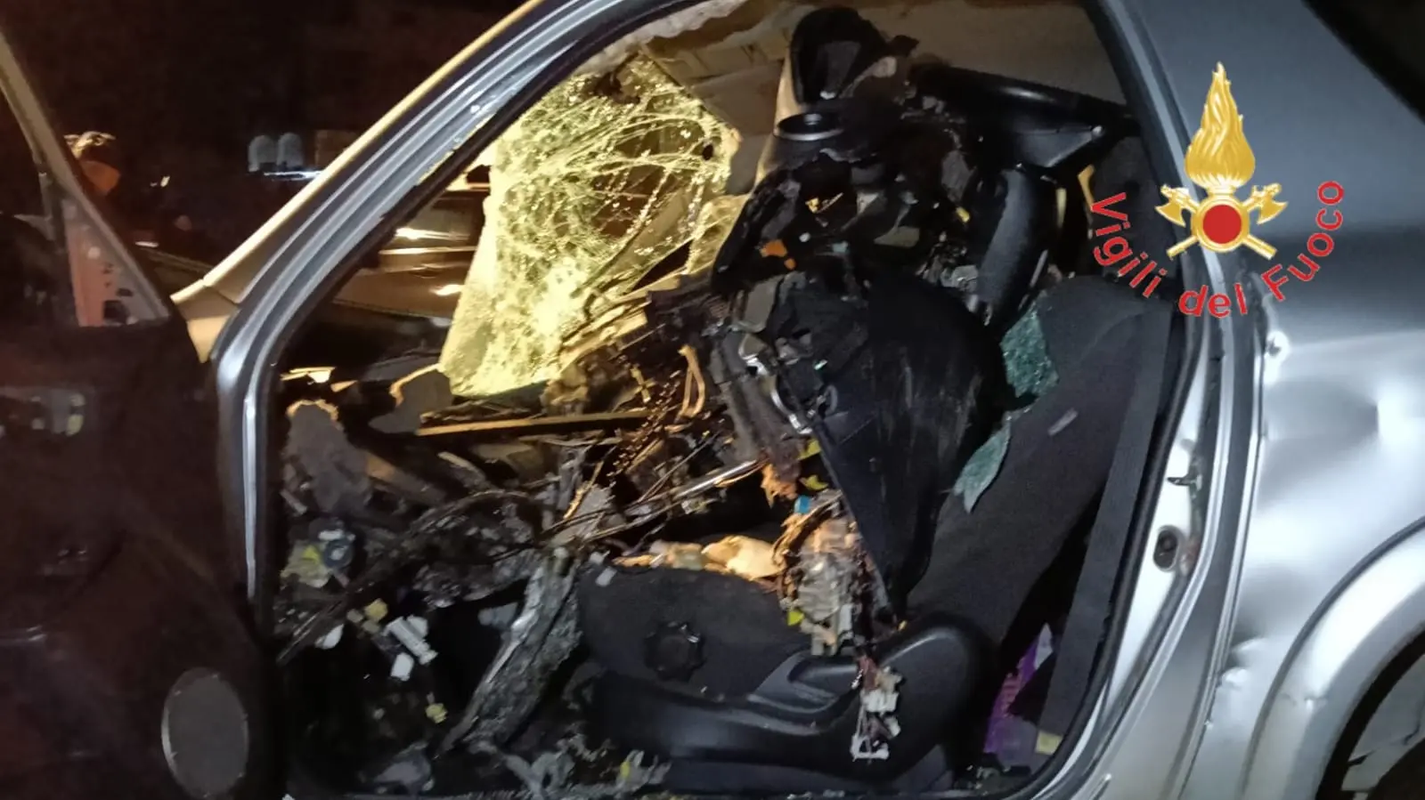 Incidente sulla Statale 106 tra Simeri Crichi e Sellia Marina,\u00A0due feriti: conducente\u00A0estratto dalle lamiere e trasportato in ospedale