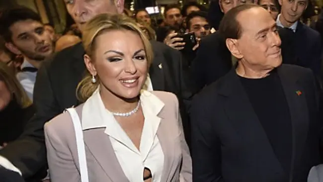 <p>Francesca Pascale e Silvio Berlusconi&nbsp;</p>\\n