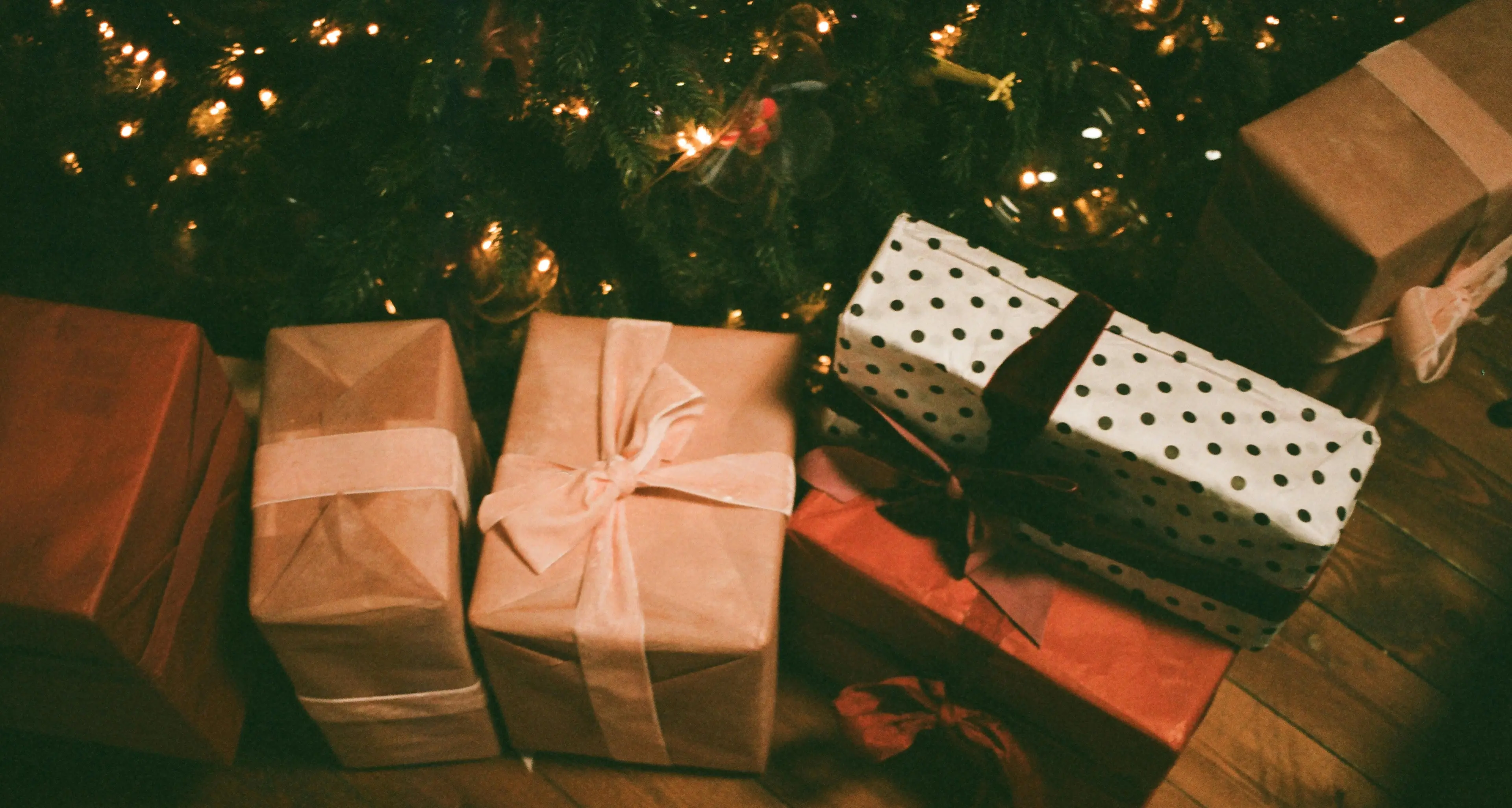 Il Natale non è più una festa ma un meccanismo economico: quando il consumo occupa spazio, tempo e relazioni\n