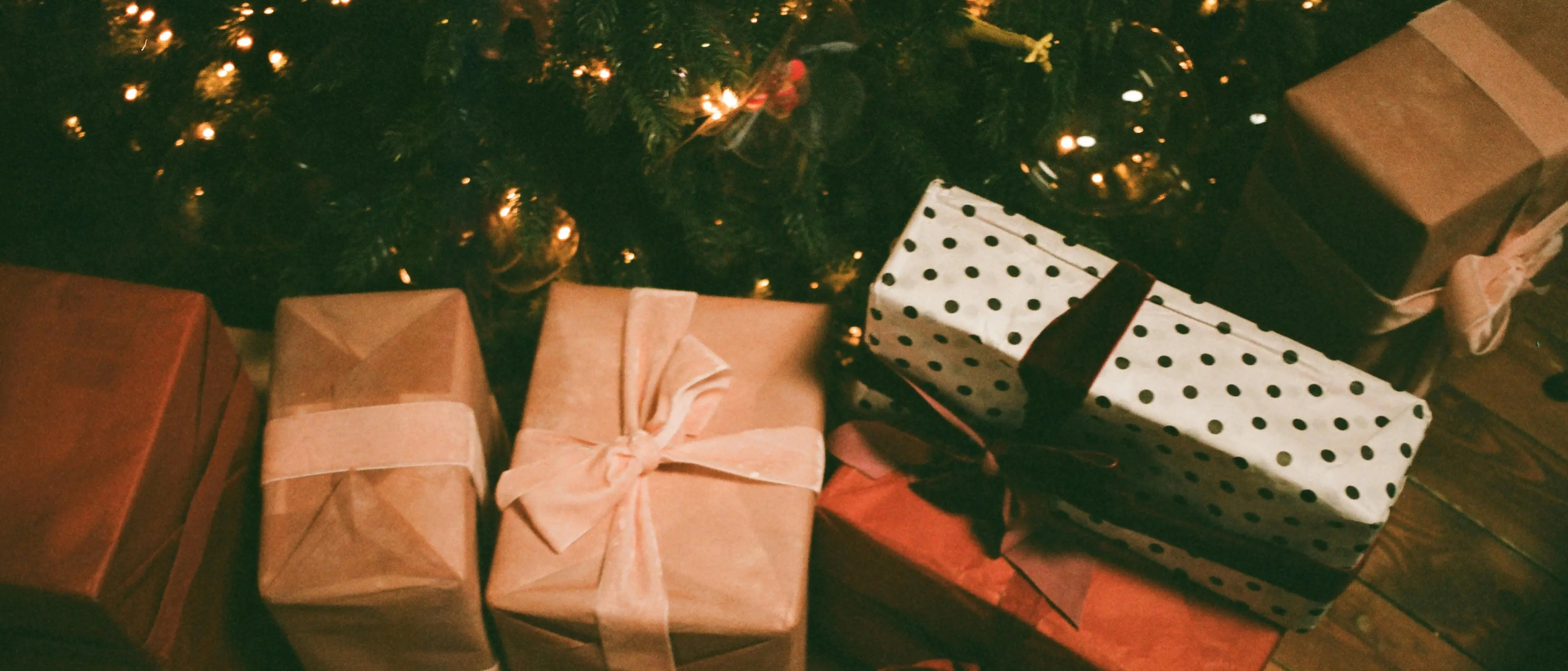 Il Natale non è più una festa ma un meccanismo economico: quando il consumo occupa spazio, tempo e relazioni\n