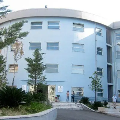 «L’ospedale di Castrovillari non si tocca»: fiaccolata e appello per il futuro del presidio “Ferrari”