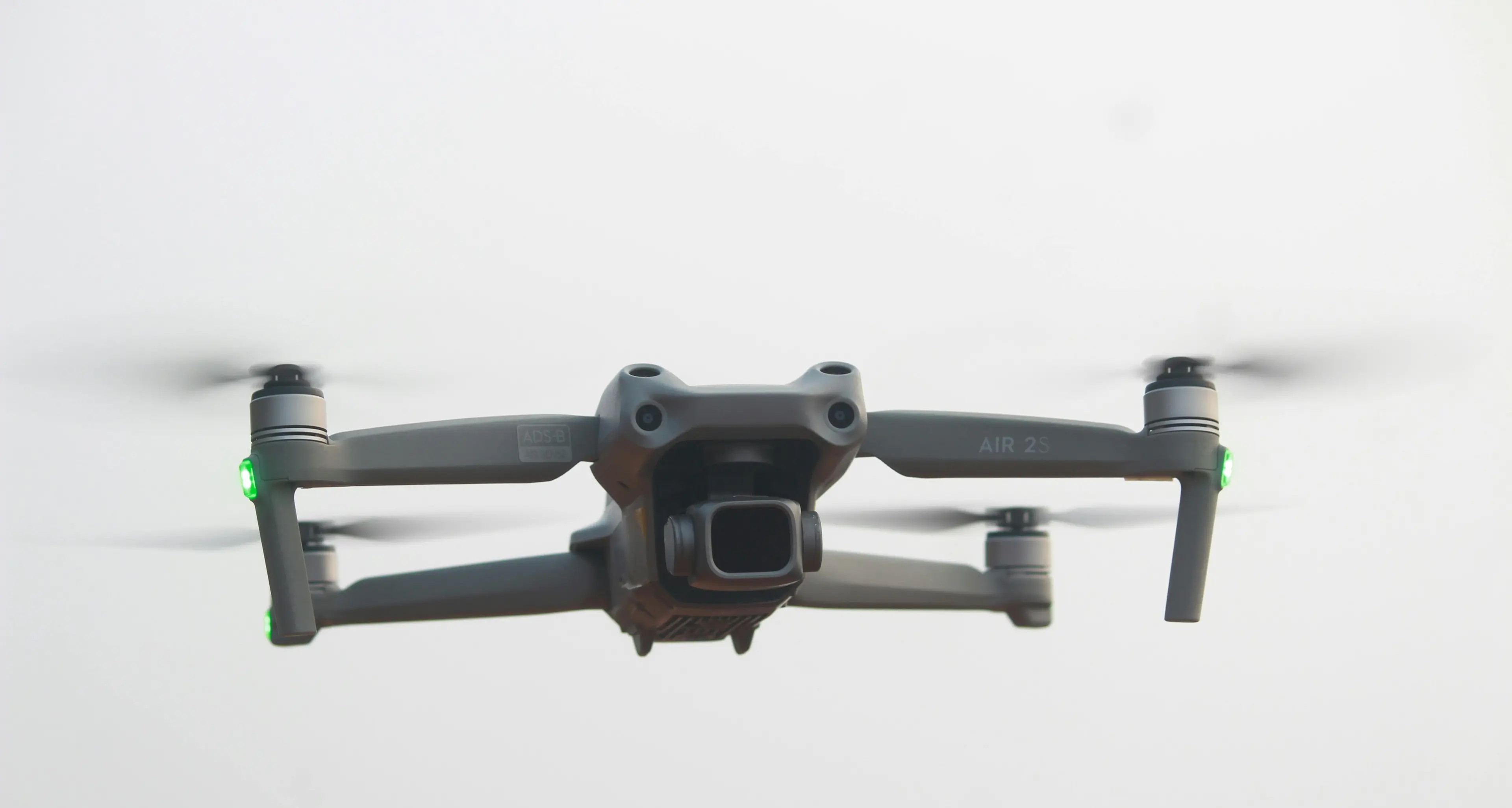 Niente consegne volanti: Amazon frena sui droni in Italia tra policy aziendali e contesto sfavorevole\n