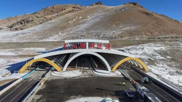 <p>Il Tianshan Shengli tunnel (foto Ansa)</p>\\n