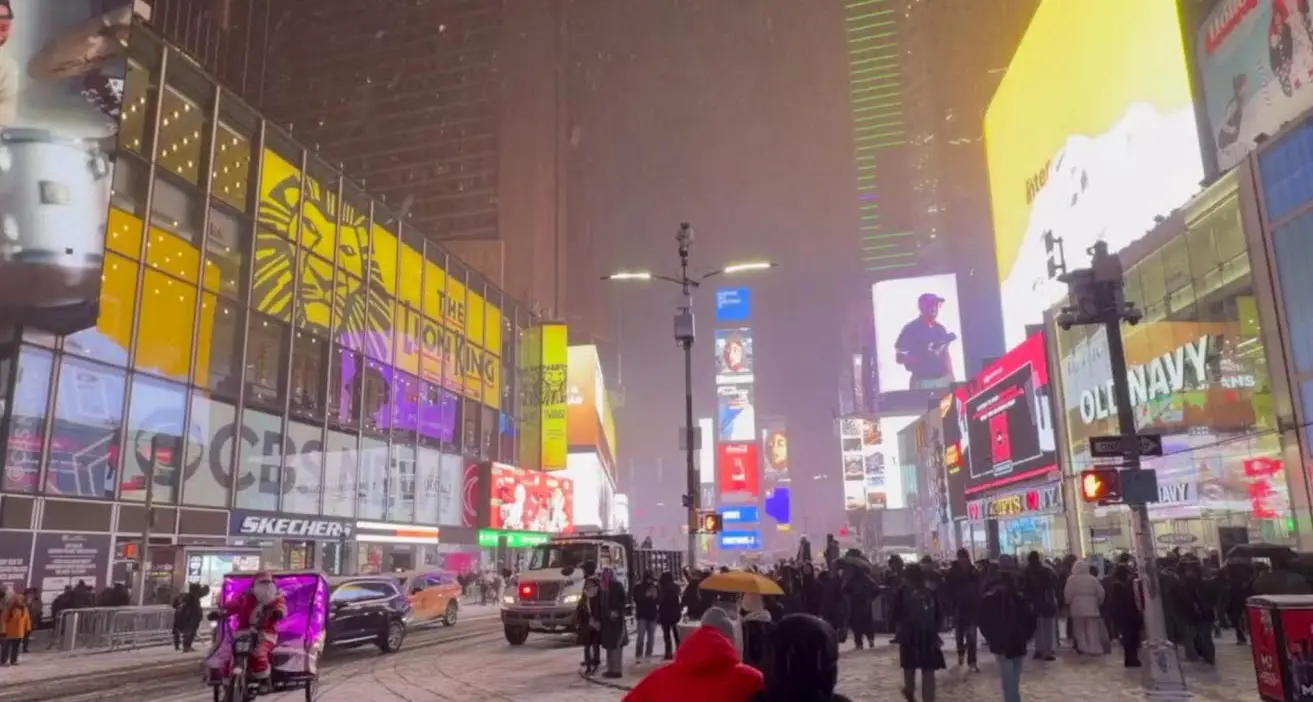 Tempesta di neve da record a New York: voli cancellati, emergenza dichiarata e una magia che convive coi disagi\n