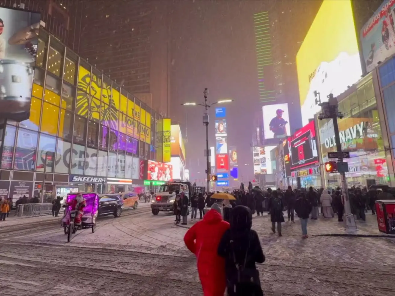 Tempesta di neve da record a New York: voli cancellati, emergenza dichiarata e una magia che convive coi disagi\n