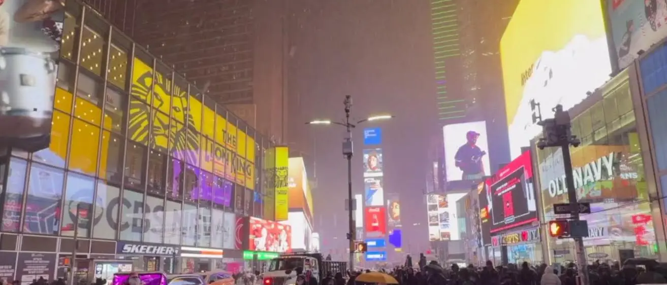 Tempesta di neve da record a New York: voli cancellati, emergenza dichiarata e una magia che convive coi disagi\n