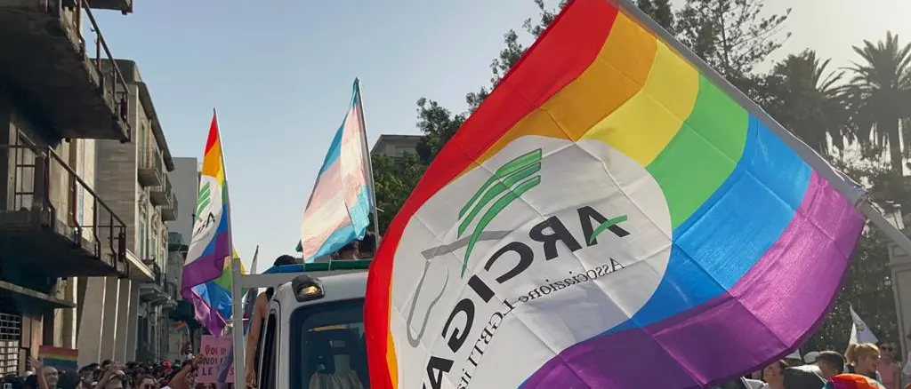 Aggredito perché “non conforme”: Arcigay Cosenza rompe il silenzio: «Pestato un ragazzo eterosessuale»