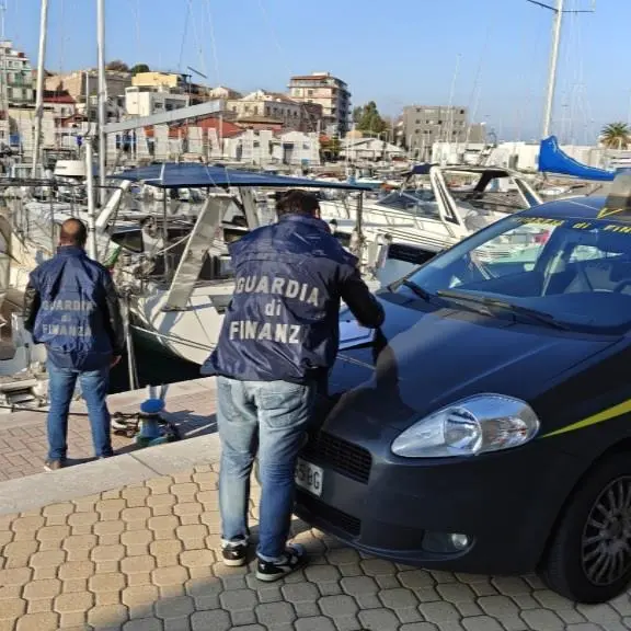 Barca con bandiera polacca non dichiarata lungo la costa crotonese: maxi sanzione\u00A0dopo i controlli della Finanza\n