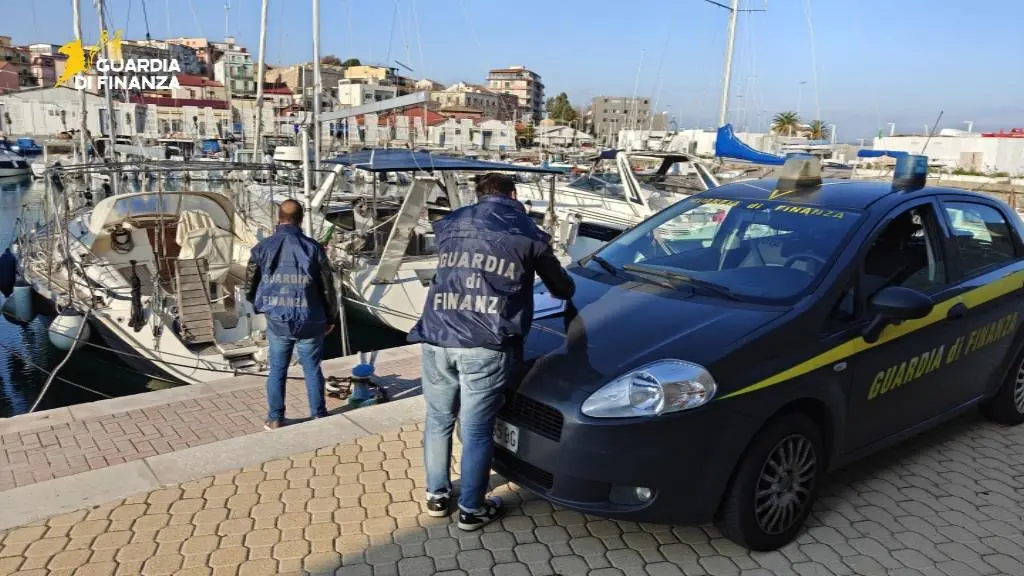 Barca con bandiera polacca non dichiarata lungo la costa crotonese: maxi sanzione\u00A0dopo i controlli della Finanza\n