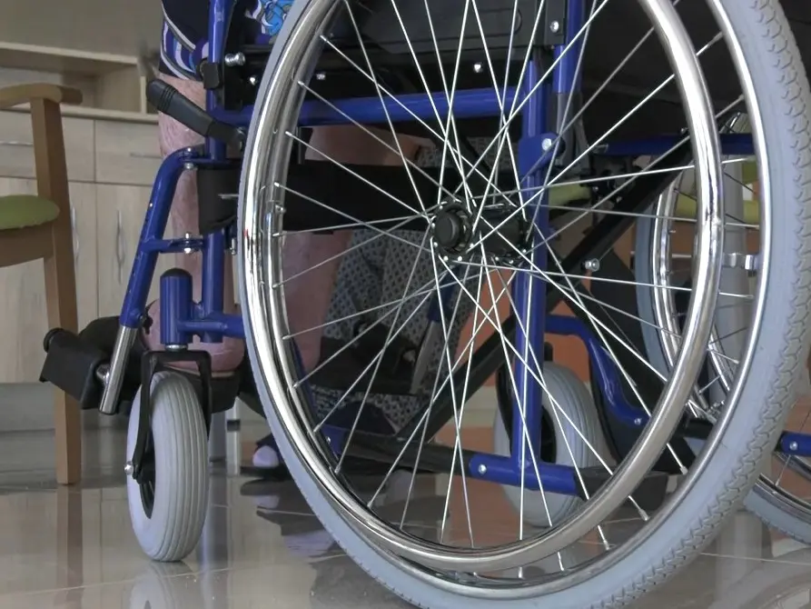 Don Mottola di Drapia, pazienti e famiglie continuano a pagare di tasca propria: «Ora i soldi ci sono ma ancora niente contratto»