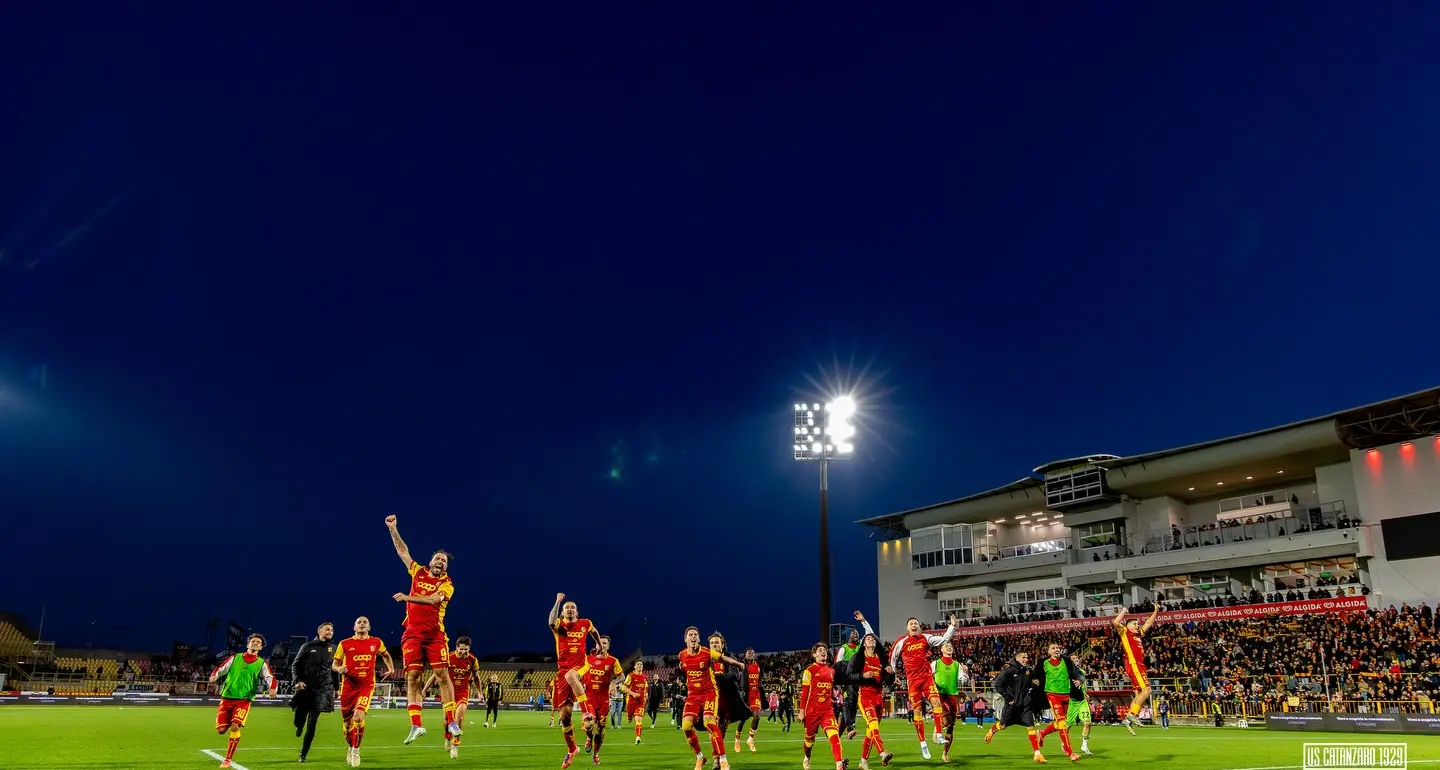 Il Catanzaro chiude col botto il 2025: crescita, record in Serie B e una classifica che accende speranze\n