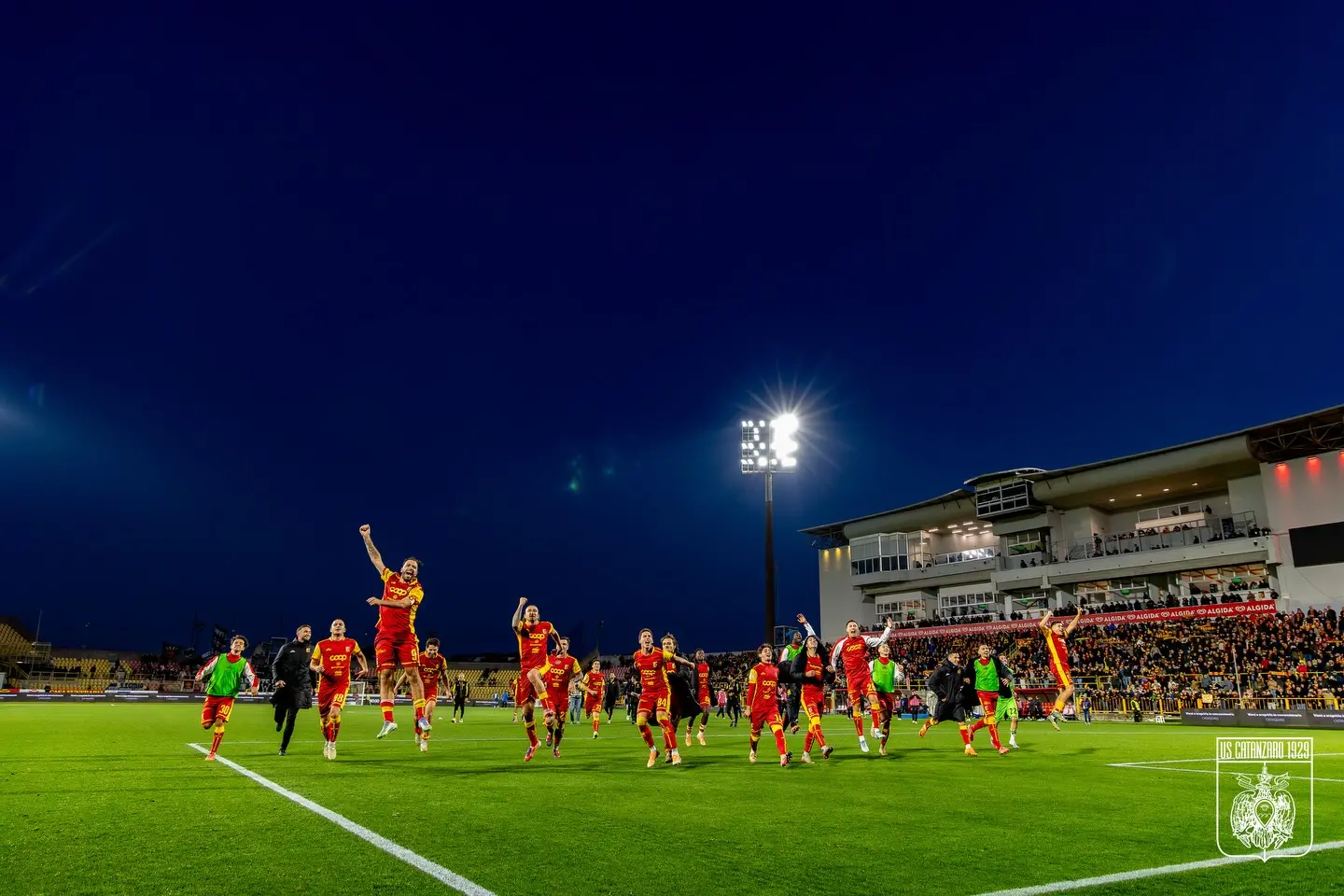 Il Catanzaro chiude col botto il 2025: crescita, record in Serie B e una classifica che accende speranze\n