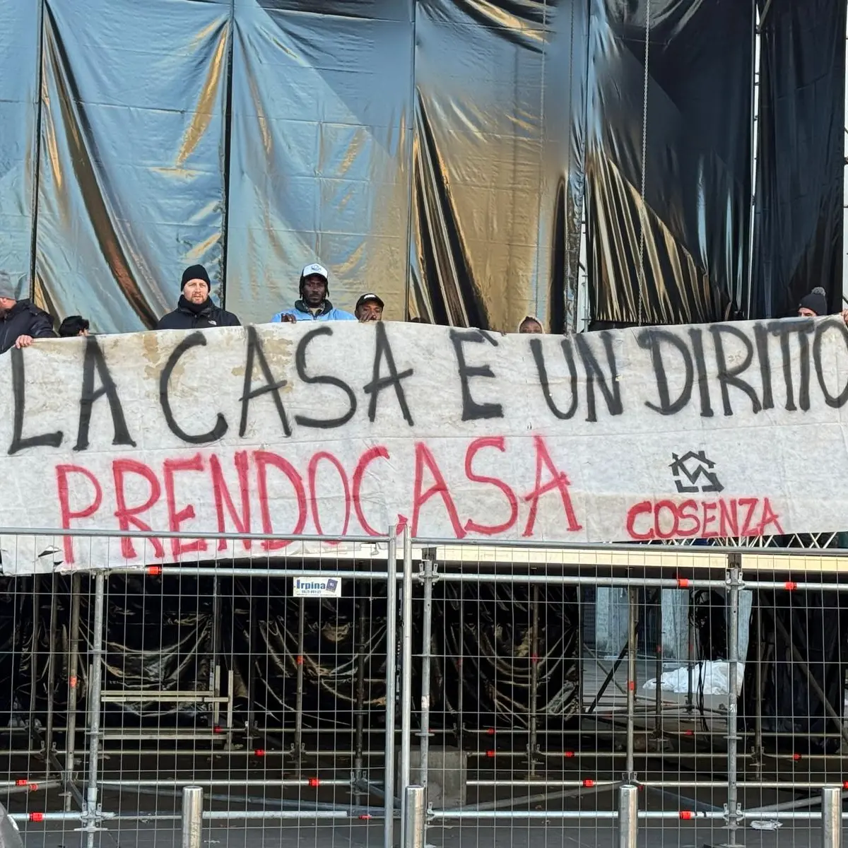 Cosenza, Prendocasa incontra il sindaco dopo l’occupazione del palco di Brunori per Capodanno