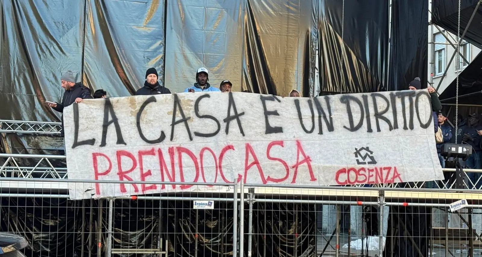 Cosenza, Prendocasa occupa il palco di Brunori per il concerto di Capodanno\n