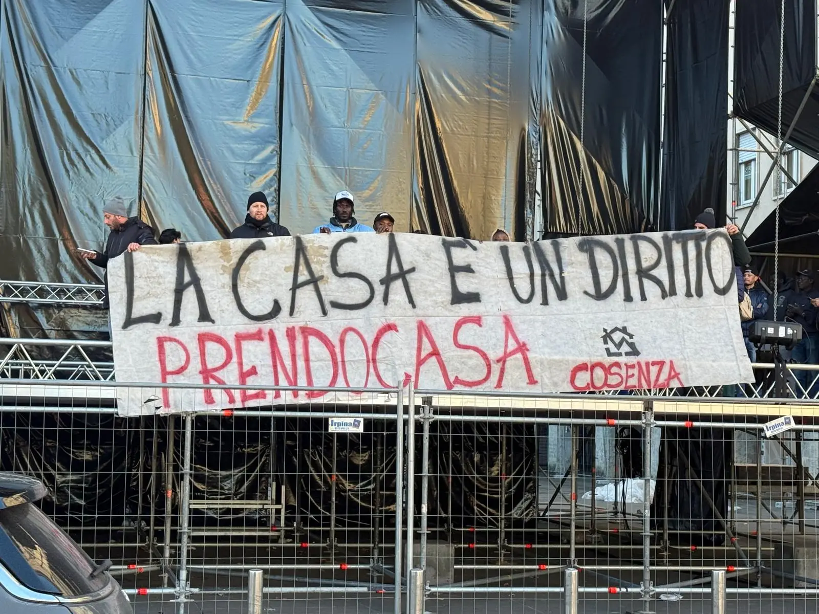 Cosenza, Prendocasa occupa il palco di Brunori per il concerto di Capodanno\n