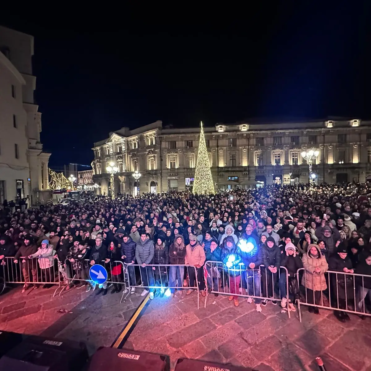 “Finalmente Natale”, Piazza Basilica Immacolata gremita per il concerto degli Eiffel 65. Stasera spazio al pianobar di Stefano Busà\n