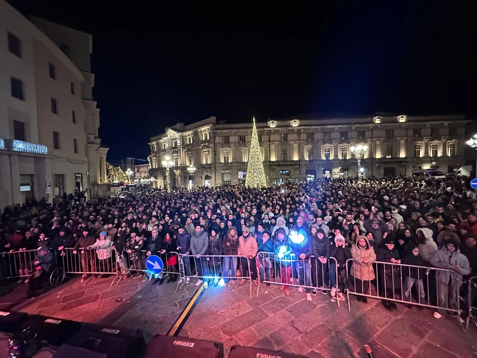 “Finalmente Natale”, Piazza Basilica Immacolata gremita per il concerto degli Eiffel 65. Stasera spazio al pianobar di Stefano Busà\n
