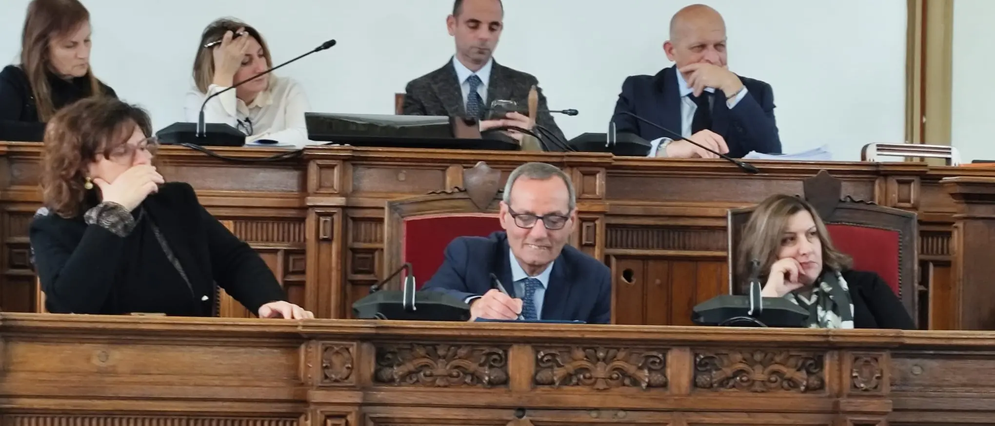 Finisce tra critiche (tante) ed elogi (pochi) l’era del sindaco Giuseppe Falcomatà: Battaglia è il nuovo facente funzioni\n